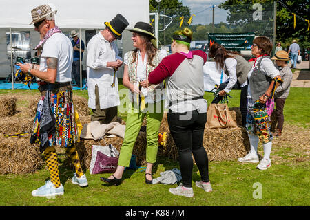 Morris Dancers vorbereiten, um am jährlichen Hartfield Dorffest, Hartfield, East Sussex, Großbritannien Stockfoto
