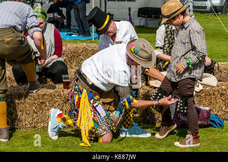 Morris Dancers vorbereiten, um am jährlichen Hartfield Dorffest, Hartfield, East Sussex, Großbritannien Stockfoto