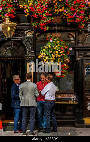 Londoners genießen ein Mittagessen Zeit Trinken außerhalb des Red Lion Pub aus Jermyn Street, St James's, London, UK Stockfoto