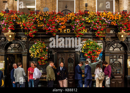 Londoners genießen ein Mittagessen Zeit Trinken außerhalb des Red Lion Pub aus Jermyn Street, St James's, London, UK Stockfoto