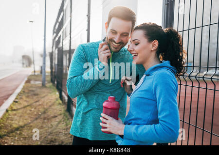 Sportler und Sportlerin flirten Outdoor nach Fitness exercis Stockfoto