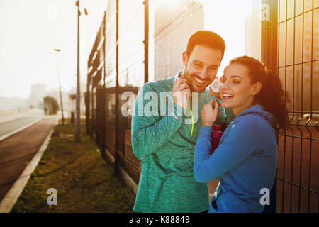 Sportler und Sportlerin flirten Outdoor nach Fitness exercis Stockfoto