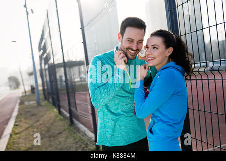 Sportler und Sportlerin flirten Outdoor nach Fitness exercis Stockfoto