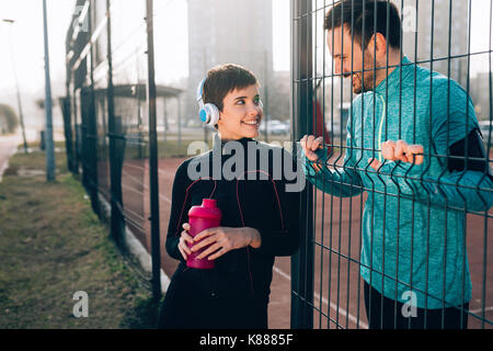 Sportler und Sportlerin flirten Outdoor nach Fitness exercis Stockfoto