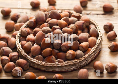 Haselnüsse auf alten Holztisch Stockfoto