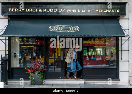 Ein älterer Mann verlässt das Berry Bros und Rudd Wein & Geist Kaufmann, Pall Mall, London, UK Stockfoto