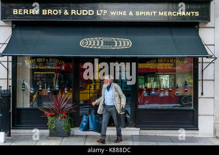 Ein älterer Mann verlässt das Berry Bros und Rudd Wein & Geist Kaufmann, Pall Mall, London, UK Stockfoto