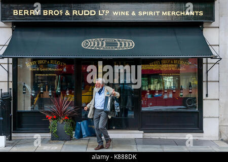 Ein älterer Mann verlässt das Berry Bros und Rudd Wein & Geist Kaufmann, Pall Mall, London, UK Stockfoto