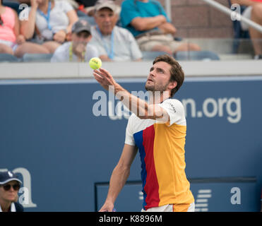 New York, NY, USA - 28. August 2017: Gilles Simon von Frankreich dient bei uns Offene Meisterschaften Tag 1 Spiel gegen Sam Querrey aus den USA zu Billie Jean King Tennis Center Stockfoto