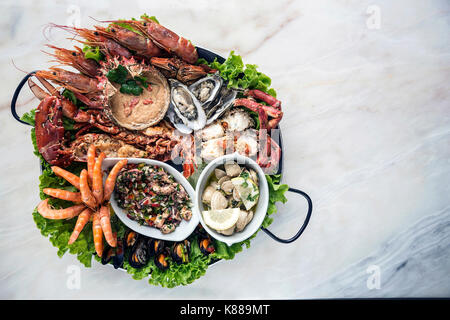 gemischte Meeresfrüchte in der portugiesischen Auswahl Gourmet set Teller Essen am Tisch Stockfoto