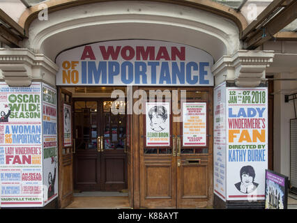 Eingang zum Vaudeville Theater auf dem Strand, London, spielen eine Frau ohne Bedeutung. Credit: Malcolm Park/Alamy. Stockfoto