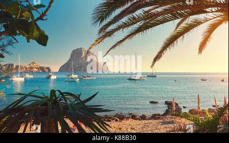 Cala d'Hort Strand. Cala d'Hort im Sommer sehr beliebt ist, Strand haben eine fantastische Aussicht auf die geheimnisvolle Insel Es Vedra. Ibiza Insel, Baleari Stockfoto