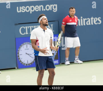 New York, NY, USA - 28. August 2017: Jo-Wilfried Tsonga Frankreich reagiert während der US Open Meisterschaften Tag 1 Spiel gegen Marius Copil von Rumänien zu Billie Jean King Tennis Center Stockfoto