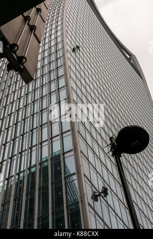 England, London, Fernchurch Straße - Fensterputzer auf Seilen reinigen Sie die Glasfassade des Walkie-Talkie-Wolkenkratzer ausgesetzt Stockfoto