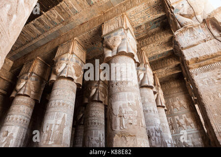 Innenraum geschnitzten hypostyle Halle in Dendera Tempel Stockfoto