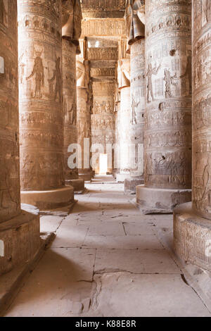 Spalten in Dendera Tempel in Schnitzereien und Malereien Stockfoto