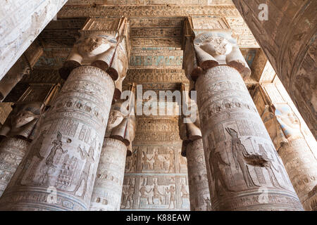 Innenraum geschnitzten hypostyle Halle in Dendera Tempel Stockfoto