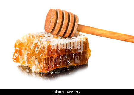 Honeycomb schließen bis auf den weißen Hintergrund isoliert. Stockfoto