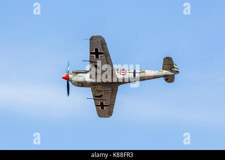 Unterseite der Buchon, wie es in den blauen Himmel in Southport zeigt während der 2017 seaside Airshow. Es war das Rückgrat der Kampfflugzeuge der Luftwaffe für Stockfoto
