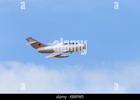 Sowjetische gebauten MiG-15 Jet (NATO-Codename Fagot) führt einen schnellen Pass während der Southport 2017 Airshow. Stockfoto