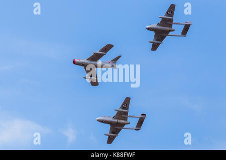 De Havilland Vampire Paar verbunden durch die Mig-15 Fagot in einem einzigartigen Flypast am Southport 2017 Airshow. Alle drei Flugzeugzellen befinden sich im Besitz und wird betrieben von Stockfoto