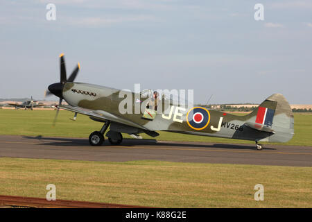 Der Fighter Collection Spitfire Mk XIV Rollen in Duxford nach einem der historischen Flugplätze viele Flugvorführungen. Stockfoto