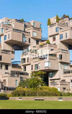 Montreal, Kanada - 9. Juni 2017: Kreuzfahrtschiff vorbei Habitat 67 Gehäuse komplexe in den alten Hafen von Montreal Stockfoto