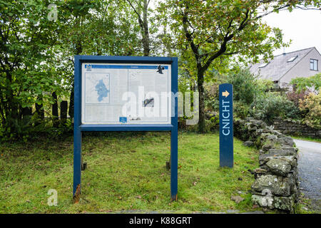 Zweisprachige Welsh/English Information Board und Zeichen Cnicht Pfad im Dorf Parkplatz in Snowdonia National Park. Croesor Gwynedd Wales UK Großbritannien Stockfoto