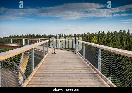 Mutter mit Sohn auf Aussichtsturm Stockfoto