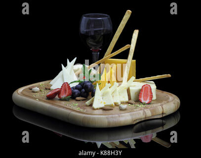 Käseplatte mit Früchten und Nüssen Stockfoto