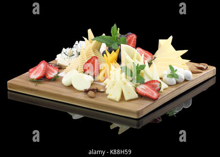 Verschiedene Arten von Käse auf einer Käseplatte Stockfoto