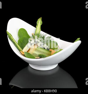 Grüner Salat mit Gemüse und Käse Stockfoto