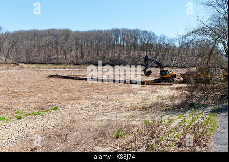 Baumaschinen, ENTFERNEN VON ABLAGERUNGEN AUS TROCKENEN SEE BED von SPEEDWELL FORGE SEE Lititz, Pennsylvania Stockfoto