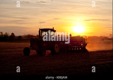 JOHN DEERE TRAKTOR KEINE - BIS BEPFLANZUNG WINTERABDECKUNG ERNTE IN SOYABOHNEFELD STOPPELN BEI SONNENUNTERGANG Lititz, Pennsylvania Stockfoto