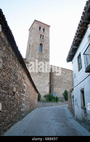 Lonely Street und Santa María del Castillo Kirche. Buitrago del Lozoya, Provinz Madrid, Spanien. Stockfoto