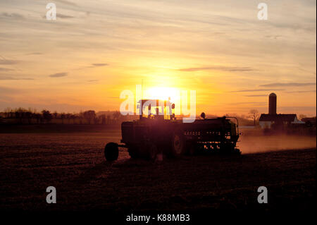 JOHN DEERE TRAKTOR KEINE - BIS BEPFLANZUNG WINTERABDECKUNG ERNTE IN SOYABOHNEFELD STOPPELN BEI SONNENUNTERGANG Lititz, Pennsylvania Stockfoto