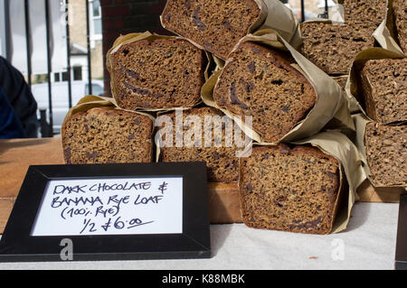 Dunkle Schokolade und Banane Roggen Laib Brot in einem freien Markt in London Stockfoto