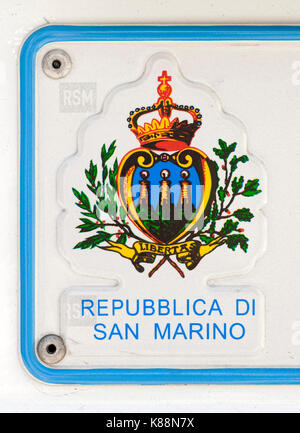 San Marino Wappen auf dem Nummernschild eines Autos in San Marino. Stockfoto