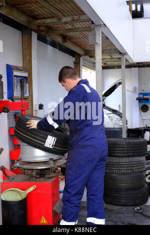 Mechaniker Ändern einer Reifenpanne Stockfoto