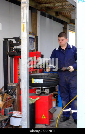 Mechaniker Ändern einer Reifenpanne Stockfoto