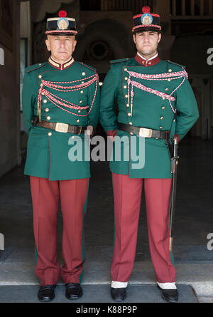 Uniformierten Wachen außerhalb des Palazzo Pubblico (Palast), San Marino. Stockfoto
