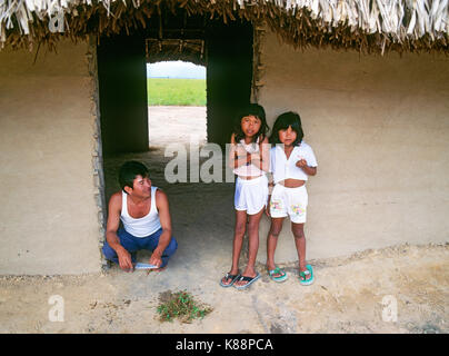 Ein Vater und seine zwei Töchter, Pemon Indianern, in einer Arbeit in einem kleinen, abgelegenen Dorf im Regenwald in der Gran Sabana Region von Venezuela in der Nähe von Angel vergossen Stockfoto