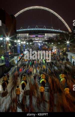 Lange Belichtung Foto von Bradford City und Swansea City Fans verlassen Wembley Stadium nach der League Cup Final, 24. Februar 2013. Stockfoto