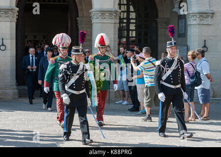 Regierungsbeamte und uniformierten Wachen außerhalb des Palazzo Pubblico (Palast), San Marino. Stockfoto