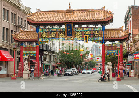 Victoria, Britisch-Kolumbien, Kanada - 6 September 2017: Chinatown Gate auf Fisgard Street Stockfoto