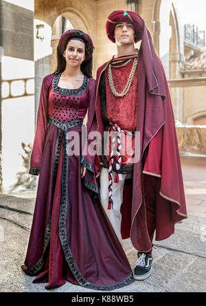 San Marini Paar im Zeitraum Outfits für die jährlichen mittelalterlichen Tage Festivals in der Altstadt von San Marino Die Republik San Marino. Stockfoto