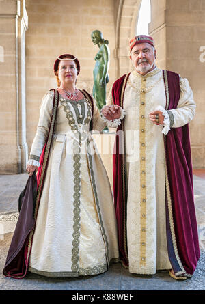 San Marini Paar im Zeitraum Outfits für die jährlichen mittelalterlichen Tage Festivals in der Altstadt von San Marino Die Republik San Marino. Stockfoto