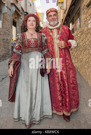 San Marini Paar im Zeitraum Outfits für die jährlichen mittelalterlichen Tage Festivals in der Altstadt von San Marino Die Republik San Marino. Stockfoto