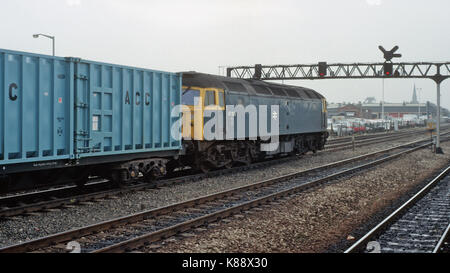 Class 47 Lokomotive auf ein Bin-Liner Güterzug bei Swindon in den 80er Jahren Stockfoto