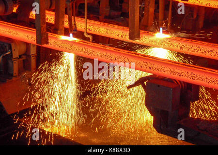 Stahl Knüppel in einem Continuous Casting Maschine in einem Stahlwerk Stockfoto